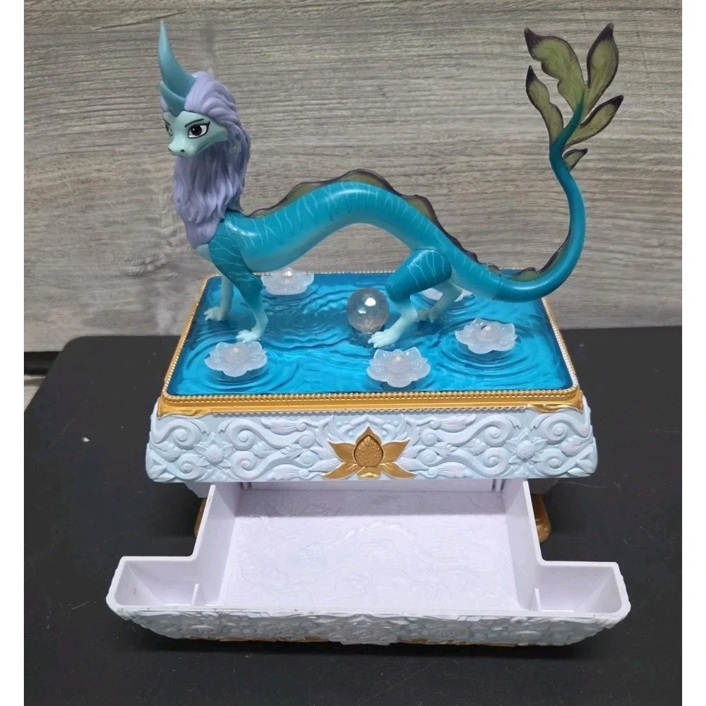 Disney Raya Sisu Dragon Chest jewelry box with color changing lights & music. E8